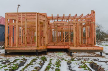 Kışın bir çerçeve ev İnşaat