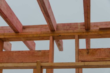 Kışın bir çerçeve ev İnşaat