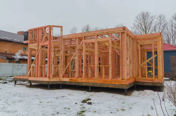 Строительство каркасного дома зимой — стоковое фото