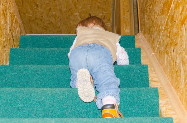 Дитина під сходами в будинку — стокове фото