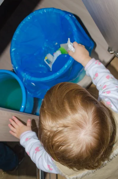 Niño tira la basura en el cubo — Foto de Stock