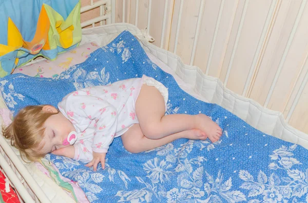 Het kind slaapt in een kleine wieg — Stockfoto
