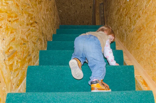 Das Kind steigt die Treppe sicher hinauf — Stockfoto