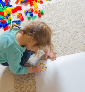 oturma zemin, boyalar, kız