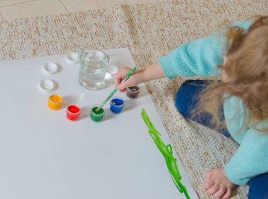 oturma zemin, boyalar, kız