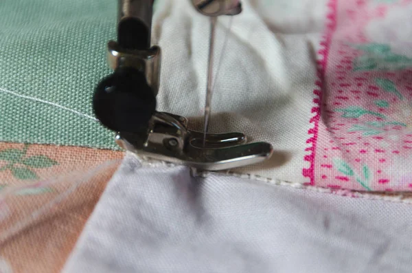 Зажим, и игла и нитка швейная машина — стоковое фото