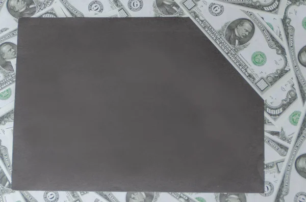 На фоне денег на листе, разместите графику — стоковое фото
