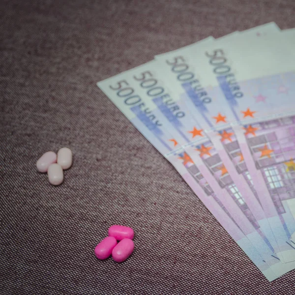 Banknoty euro i tabletki, kupować, narkotyków lub leków — Zdjęcie stockowe