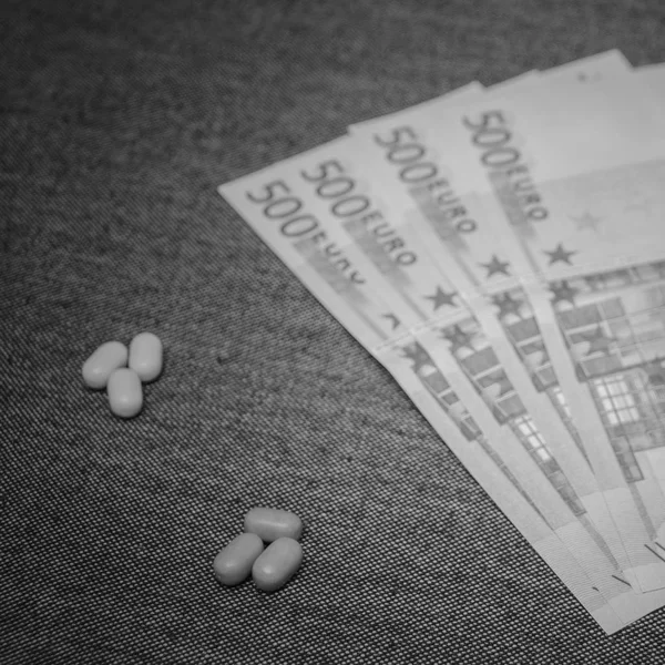 Banknoty euro i tabletki, kupować, narkotyków lub leków. — Zdjęcie stockowe