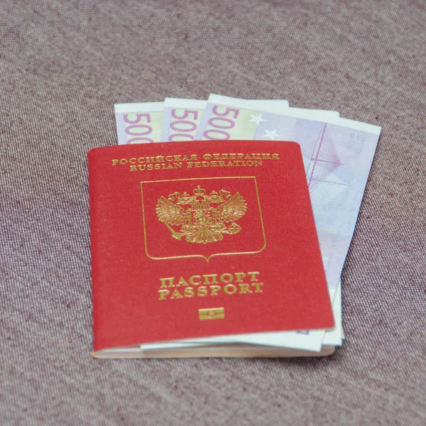 Es el pasaporte del ciudadano del país con el dinero Eur — Foto de Stock