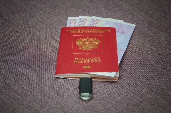 O passaporte do cidadão do país com o dinheiro da UE — Fotografia de Stock