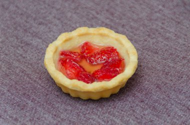 üzerinde bir kumaş arka plan için kek sepeti boş