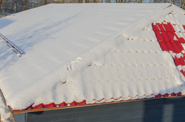 Sob o telhado de neve de metal — Fotografia de Stock