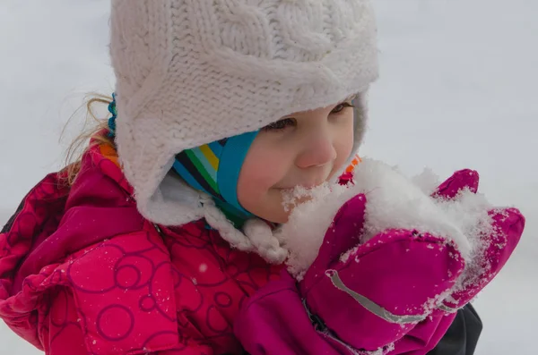 Vinter på gatan, barn äta snö — Stockfoto