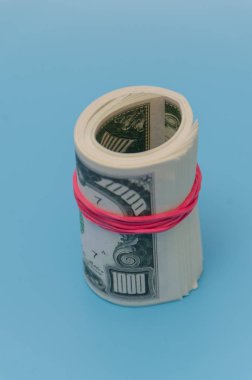 mavi bir arka plan üzerinde bin dolar sürüsü bir rubb ile bağlı.