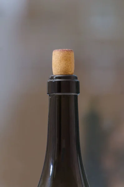Closeup hrdla láhví vína s korkovou poz — Stock fotografie