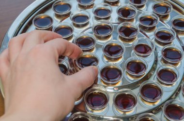 cemaat, el alır bir kase şarap, yakın çekim