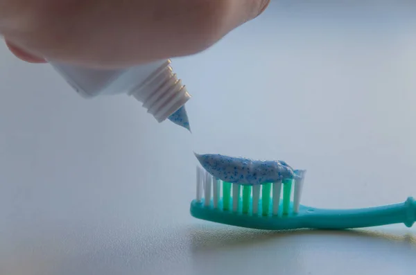 On the toothbrush smear toothpaste — Stock Photo, Image
