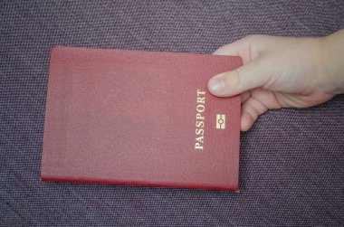 Çocuk el pasaport yatırılan para ile geçer.