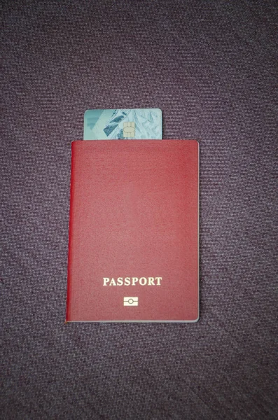信用卡附在 tabl 的护照 — 图库照片