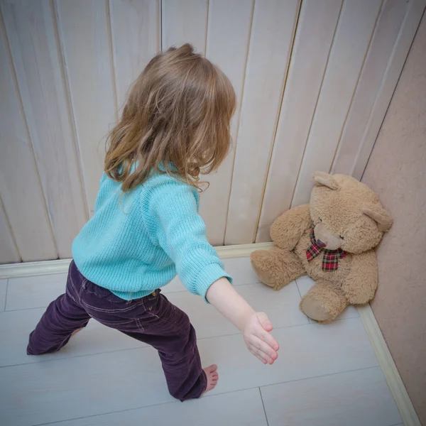 Chica, niño castiga oso juguete, golpeteo, bofetada — Foto de Stock