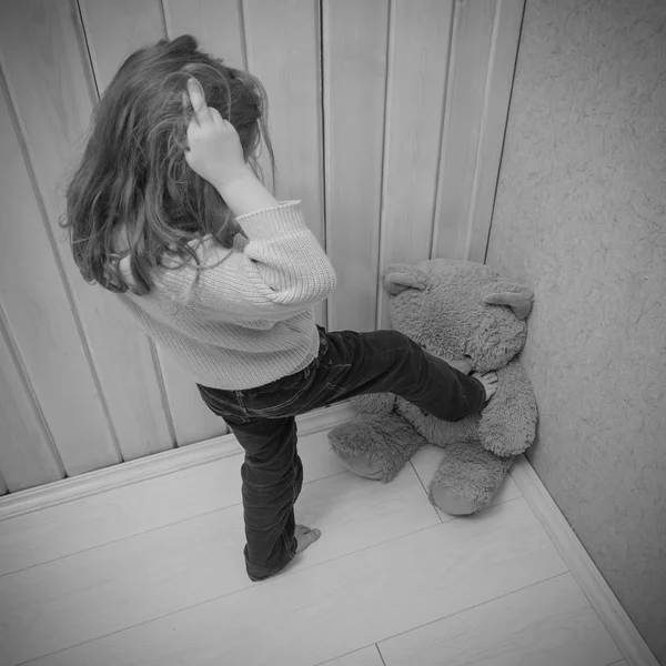 Vykopnout nohou porazit hračka medvěd, dívku, dítě — Stock fotografie