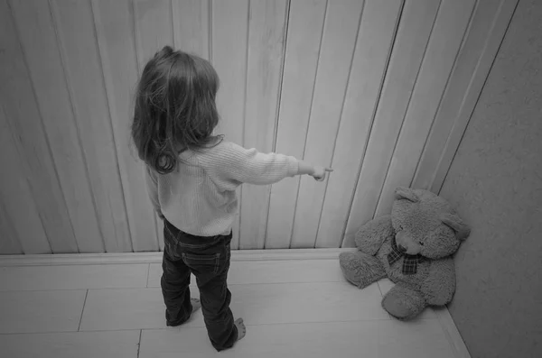 Karze, stawia w rogu Dziewczyna Niedźwiedź Zabawka, dziecko — Zdjęcie stockowe