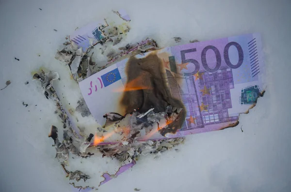 Spalanie 500 euro w śniegu — Zdjęcie stockowe