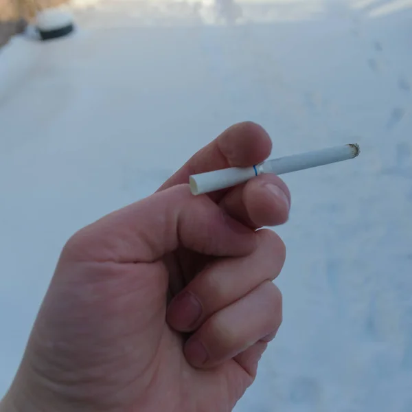 Nelle mani di un adolescente dato alle fiamme sigaretta — Foto Stock