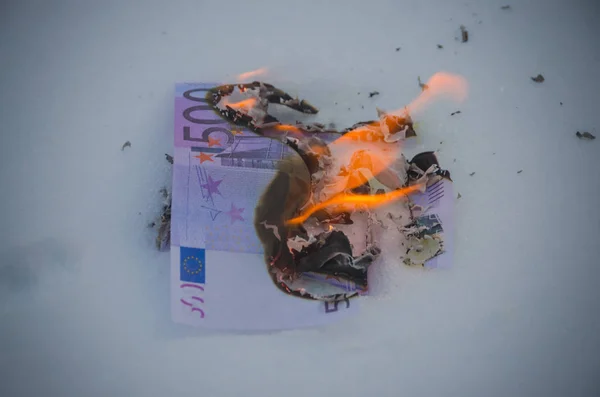 W śniegu spalają 500 euro — Zdjęcie stockowe