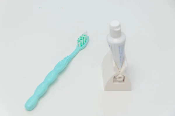 Beyaz masa üzerinde diş fırçası ve diş macunu — Stok fotoğraf