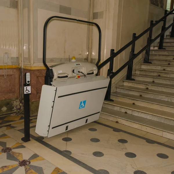 A transition to the stairs lift for disabled wheelchair users — Stock Photo, Image