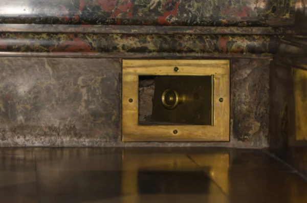 Graniittiseinä antiikki messinki ilmakanavan ovi — kuvapankkivalokuva