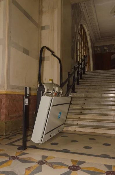 La transición al ascensor de escaleras para los usuarios de sillas de ruedas con discapacidad — Foto de Stock