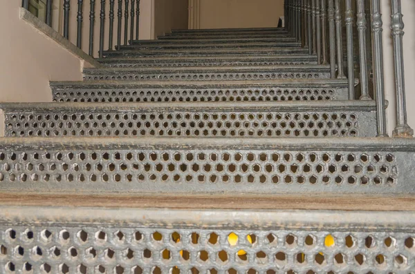 Vintage-Metalltreppe im Zimmer — Stockfoto