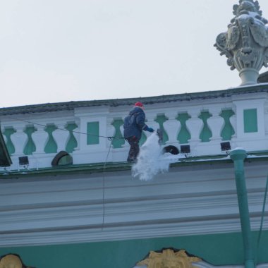 işçi tarafından çatıdan kar kaldırma