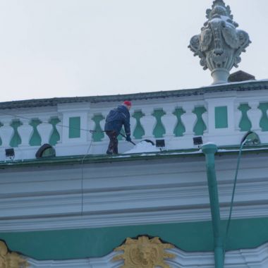 işçi tarafından çatıdan kar kaldırma