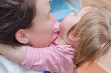 yakın çekim, anne bebek kız ile sarılma