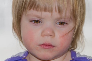 Çocuğun yüzü ile yakın çekim yanak üzerinde bir damla gözyaşı ile