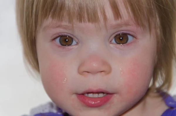 Zbliżenie twarzy dziecka, z łza na policzku — Zdjęcie stockowe