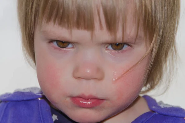 Zbliżenie twarzy dziecka, z łza na policzku — Zdjęcie stockowe