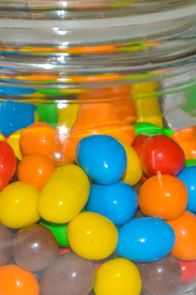 Dans un pot en verre de bonbons colorés — Photo