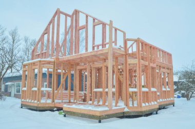 Kışın, çerçeve ahşap ev inşaatı