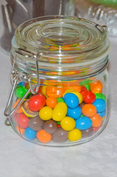 Bonbons multicolores dans un bocal en verre — Photo