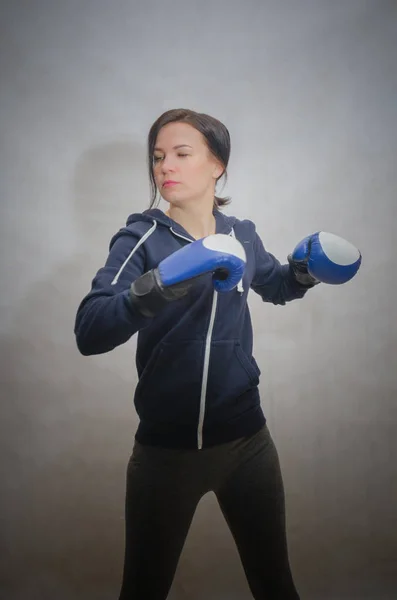 Guantes de boxeo atlético chica delgada —  Fotos de Stock