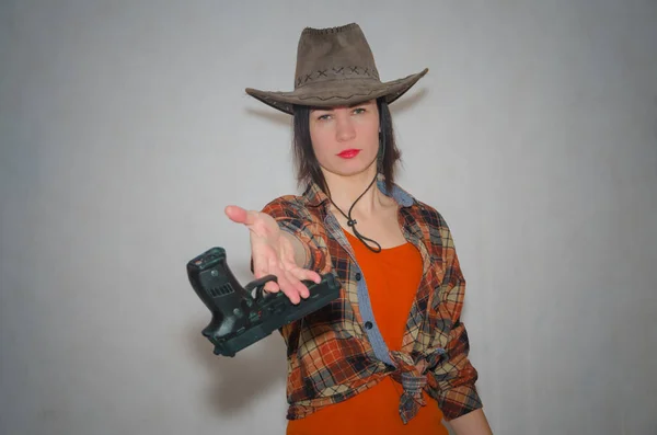 Fond, la fille cow-boy donne un pistolet — Photo