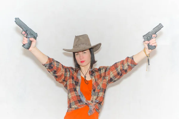 Fond, la fille le cow-boy avec deux pistolets — Photo