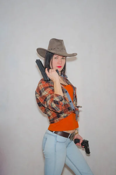 회색 배경에, 여자는 권총으로 카우보이 — 스톡 사진