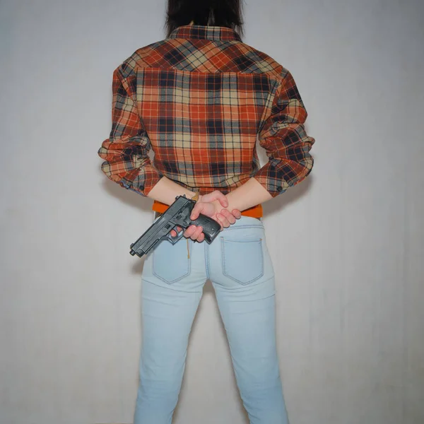 On a gray background, the girl the cowboy with the pistol, stand — Stock Photo, Image