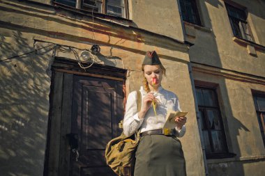 eski taş yakın bir lale ile üniforma bir kız bina